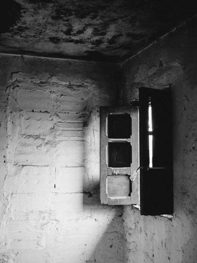 ventana-elian--juan-fotografia-photography-b&w-abandono-deterioro-ruina-street
